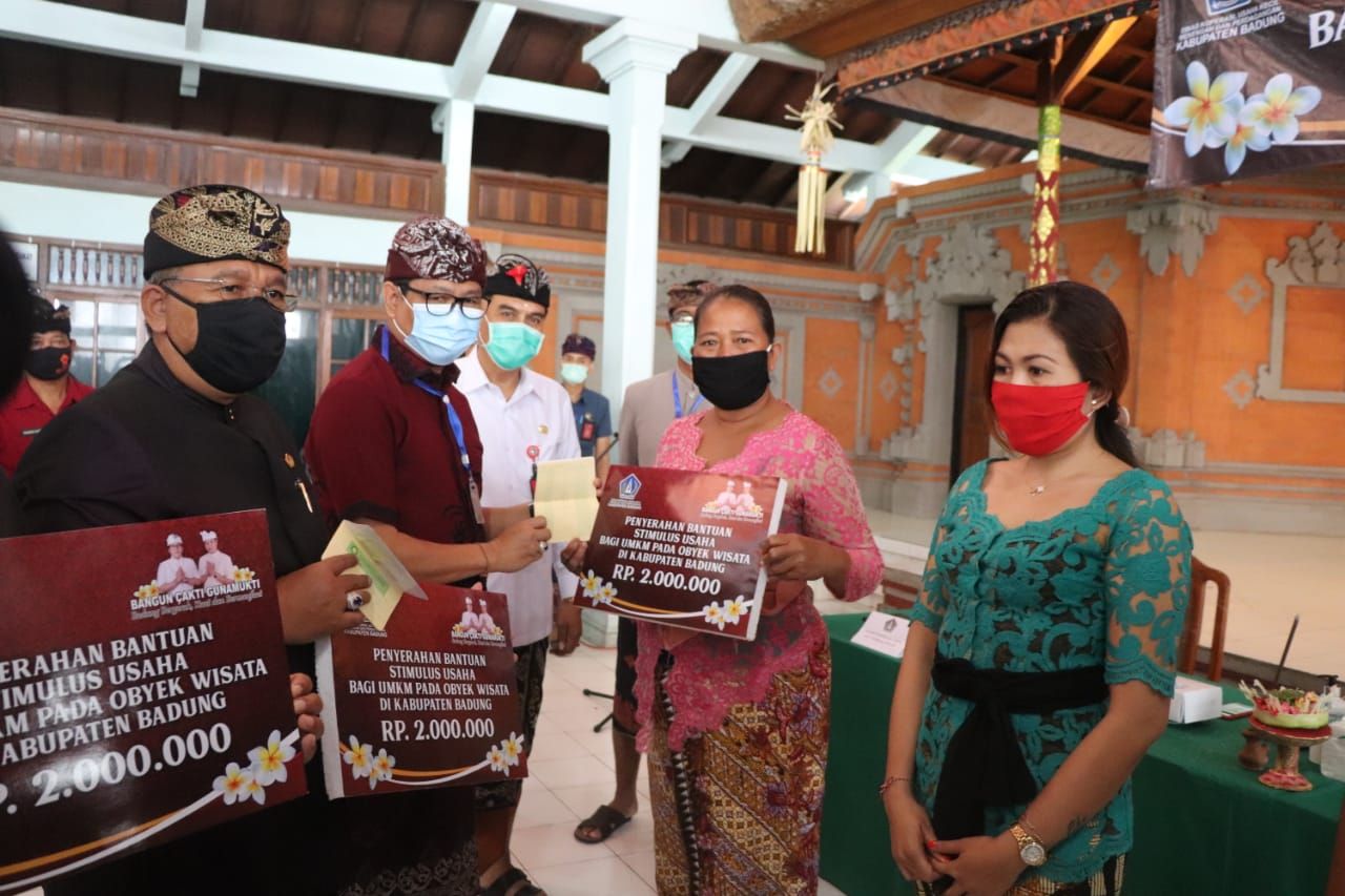 podiumnews.com-Wabup Suiasa Serahkan Bantuan Stimulus Tahap II UMKM